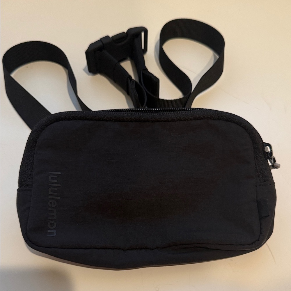 lululemon athletica Black Bag Small size EUC